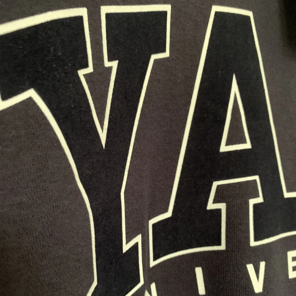Yale sweatshirt i nyskick, aldrig använd. Prislappen finns kvar. Ordinarie pris 299kr, säljer det för 175kr💫. Tröjor & Koftor.