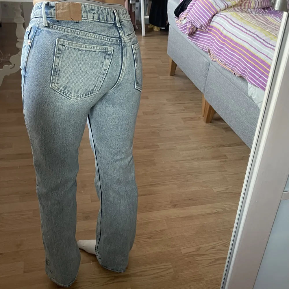 Ljublåa weekday jeans som använts fåtal gånger!  Superfina och i bra skick!❣️. Jeans & Byxor.