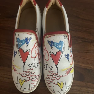 Louboutin  - Säljer mina as snygga Louboutin skor som jag har använt en gång! Vet ej om dom är äkta då dom är köpa på en secon hand butik i Paris!!!
