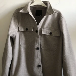 Kort kappa - Säljer min gråa korta kappa från lager 157, sitter så snyggt på. Fler bilder på skickas vid önskan 💕