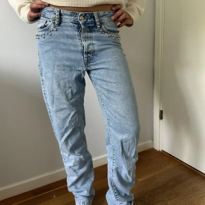 Jeans med nitar - Sjukt balla och unika! 🪩🙏🏽bra skick, pris kan diskuteras! 