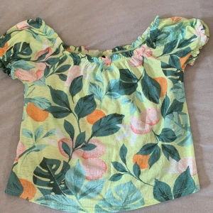 Topp - Söt topp med fruktmotiv på från Gina Tricot i storlek xs 