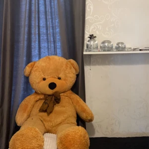 Stor nallebjörn  - Det är en stor nallebjörn typ 1 meter den är orange  och man kan tvätta den 