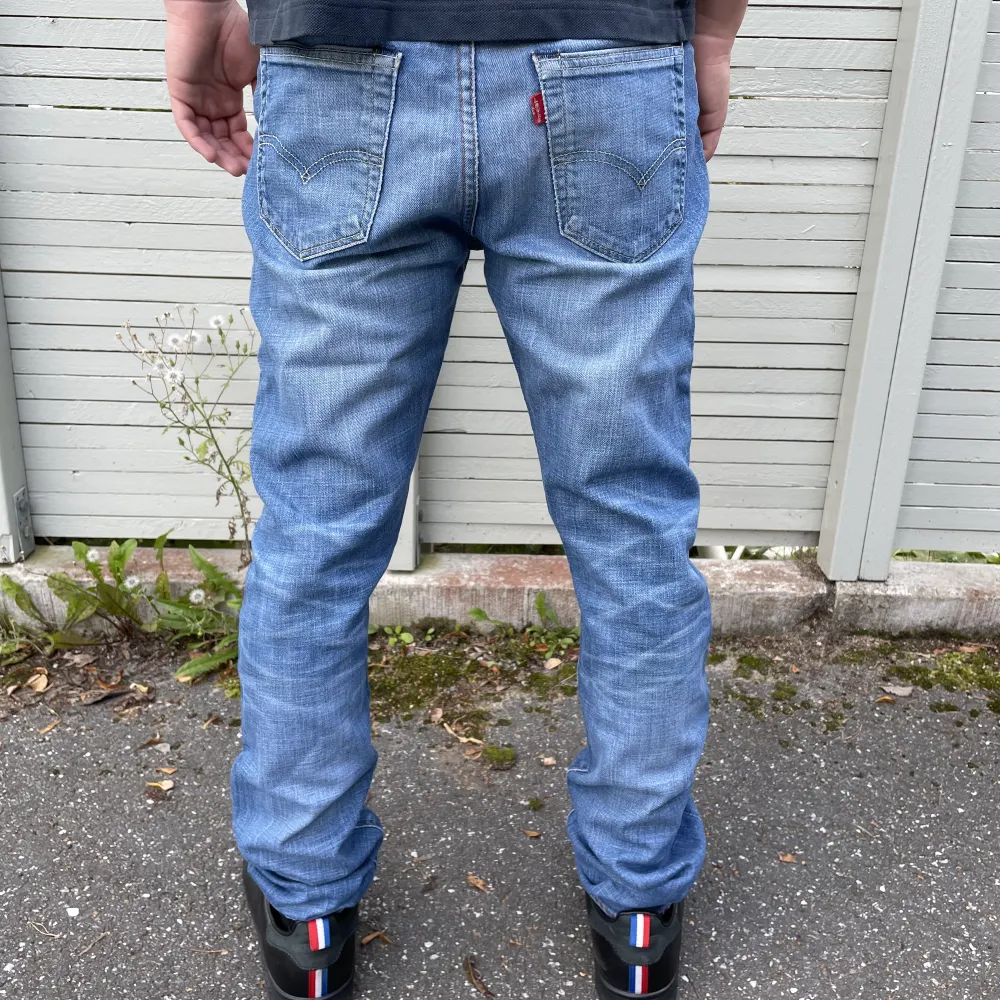 Jeans i bra skick utan defekter Straight fit fast lite mer åt slim hållet. Jeans & Byxor.