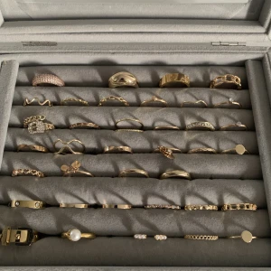 Guld/silver ringar  - Säljer mina guld och silver ringar. Pris 20-30 kr st, olika storlekar 1.6-1.8 cm 