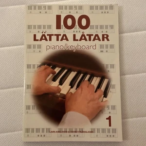 Piano Bok - För nybörjare! Använt typ 1 gång så den är i nyskick. Inköpspris: 70kr men säljer för 25! Kom privat för mått🎹