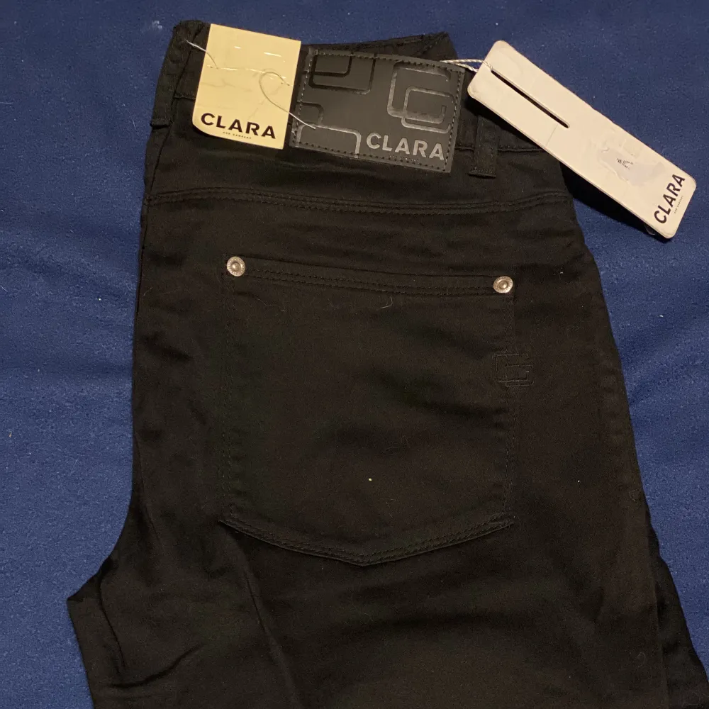 Helt nya svarta jeans från Clara o med prislappen kvar! De är skinny o stretch. Finns i storleken 28.. Jeans & Byxor.