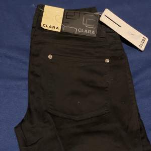 Helt nya svarta jeans från Clara o med prislappen kvar! De är skinny o stretch. Finns i storleken 28.