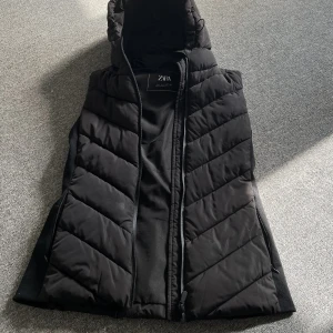 Zara väst Stl S - Köpte denhär för ca 1 år sedan, nästan helt oanvänd, använd nåra få gånger förra hösten men sen dess är den inte rörd, inga märken eller någonting❣️ 