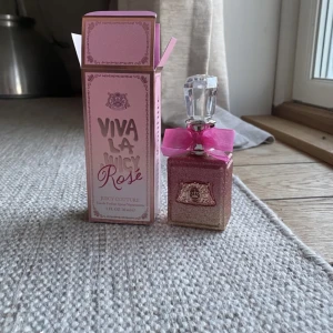 JUCIY PARFYM  - Bästa parfymen! Luktar så gott! Orginalpris: 400/450 mitt pris:100kr då jag vill få bort snabbt! 