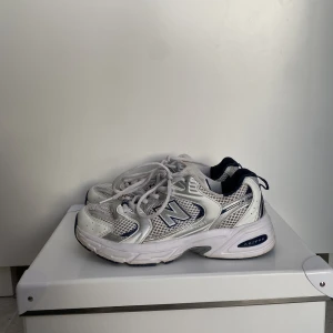New Balance 530 - Säljer mina New Balance 530 eftersom de tyvärr inte kommer till användning. De är i relativt bra skick, om fler bilder önskas är det bara att höra av sig ❤️❤️