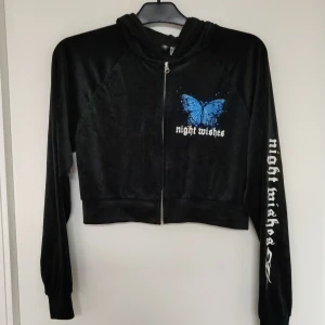 Kort kofta - Svart kofta med luva, används inte längre då den är för kort för mig.