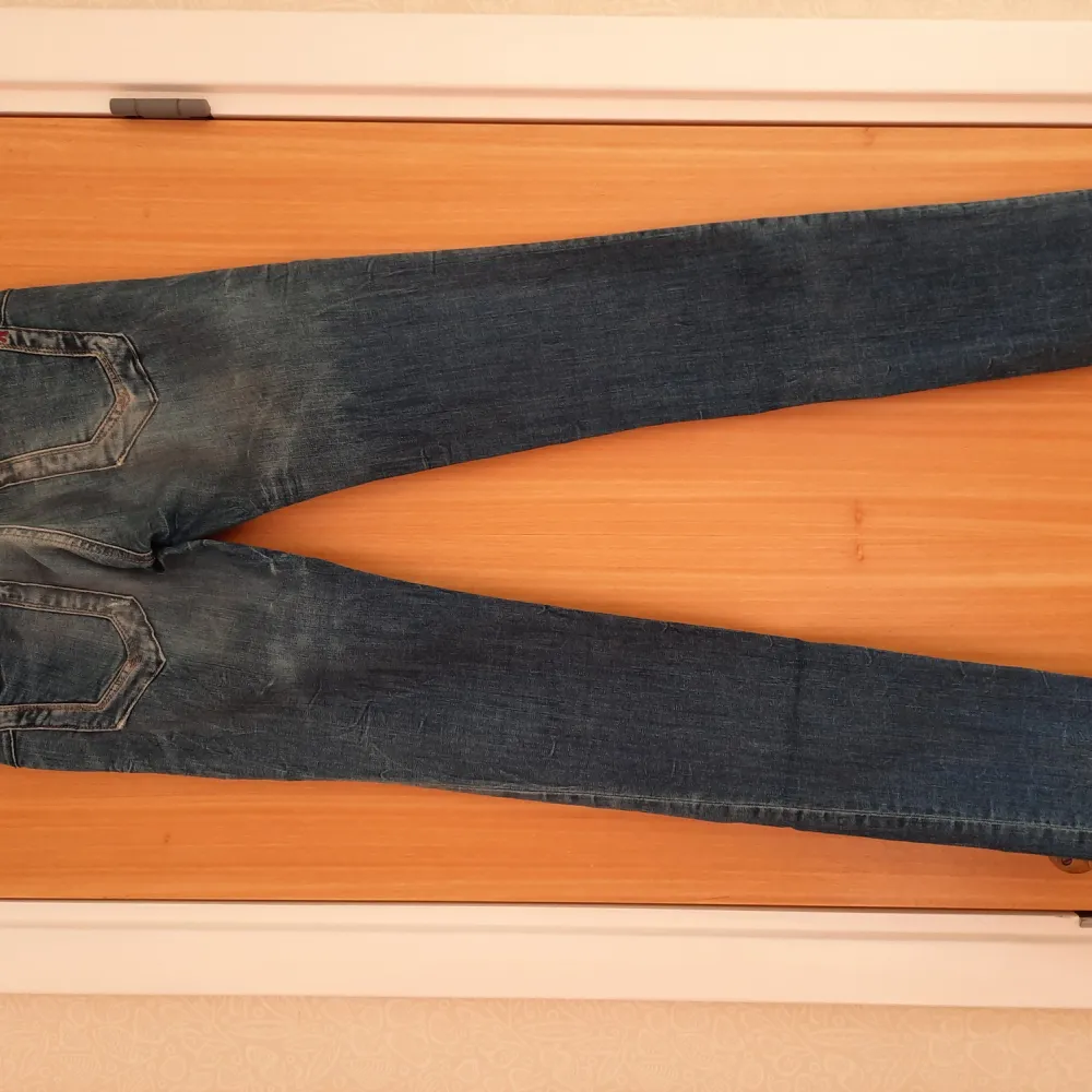 Jeans från Replay, i nyskick. Sliten modell, slim-fit, låg midja. Stretch. 98% bomull, 2% elastan.. Jeans & Byxor.