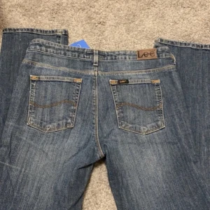 Lee jeans  - Jätte snygga jeans ifrån lee som jag köpt från sellpy. Fick hem dom idag och tyvärr var det lite försmå för mig pga av de säljer jag de. Jätte fräscha och dom är i mycket bra skick! Köptes för 450kr o säljer nu för 300kr!❤️Prislappen sitter kvar! 