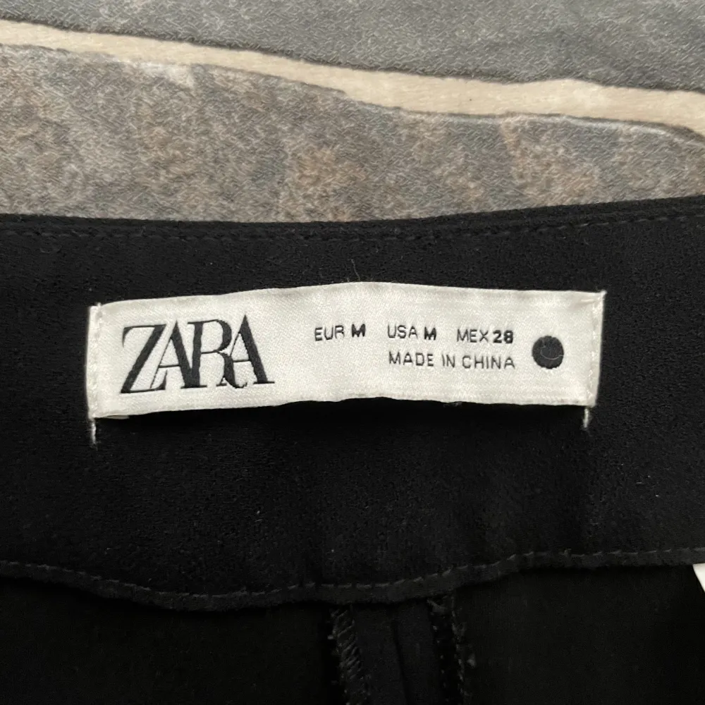 svarta kostymbyxor från Zara, strlk M, ska vara högmidjade men blir lågmidjade på mig då de är för små💕 är 169cm lång och det är alldeles för långa på mig💋. Jeans & Byxor.