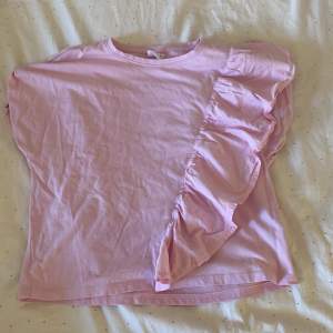 Säljer denna gulliga rosa t-shirt från zara, har bara använt cirka 4 gånger! Hör av er om ni vill ha mer bilder eller har några frågor🩷