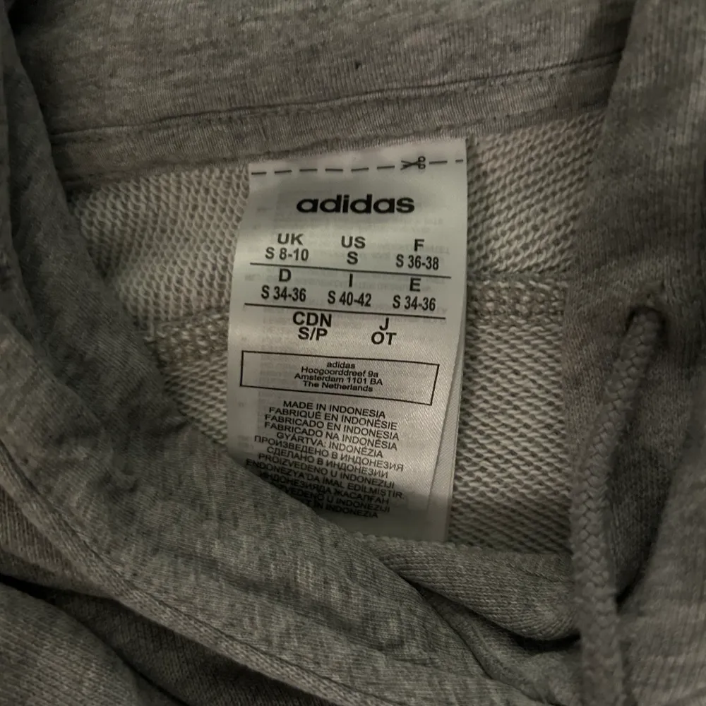 Hej säljer min Adidasbyxor tröja Pris 200kr men vid snabb affär 150kr Storlek S passar även XS . Hoodies.