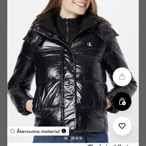 Jacka  - Säljer denna calvin Klein jacka för 1500+frakt knappt använd bra skick 