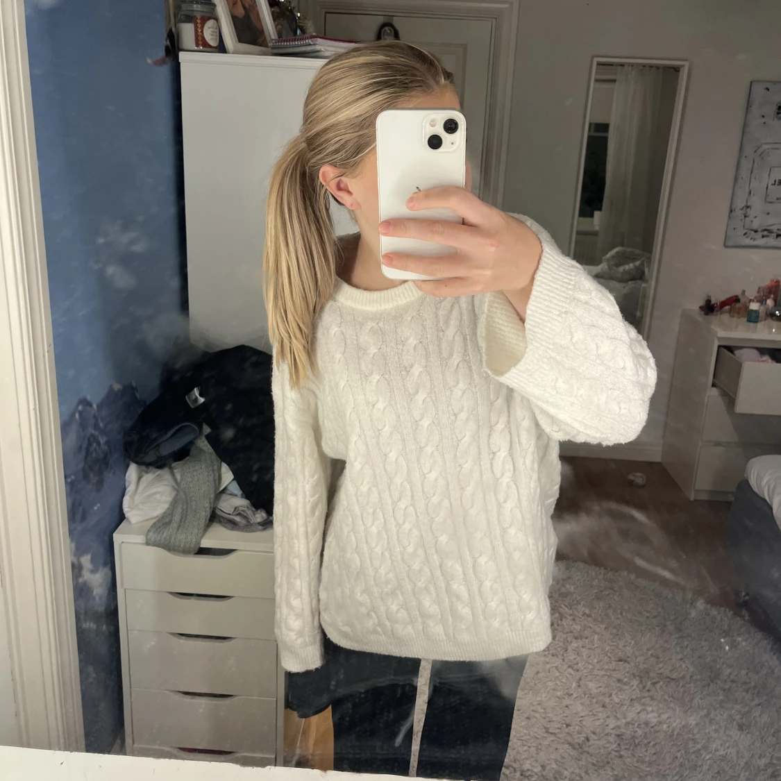 En vit stickad tröja från lager 157. Den är i fint skick och vräkigt skön!  - 90