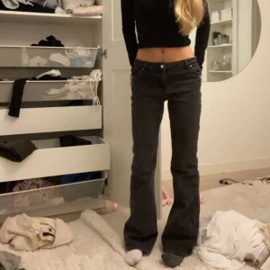 Lågmidjade Jeans  - Säljer dessa super fina lågmidjade  jeans från monki 💕då dem inte kommer till användning längre 🫶🏻ny pris 700kr