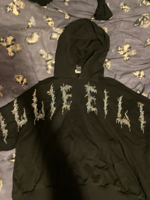 Billie eilish hoodie - Jätte fin billie hoodie med rhinestones.