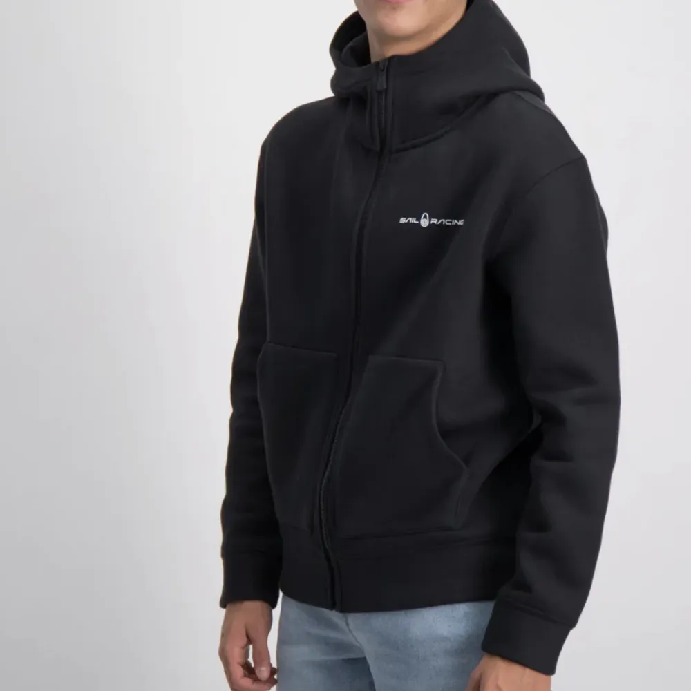 Svart sail racing zip-hoodie från kidsbrandstore. Köpt för 899 kr, strlk 160 cm. Använd ett få tal gånger, i nyskick.. Tröjor & Koftor.
