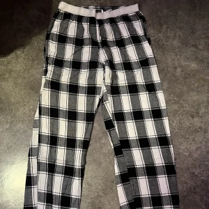 Björneborg pyjamasbyxor  - Pyjamasbyxor men kan även användas som vanliga vardagsbyxor. Väldigt sköna men har växt ur dom. Knappt använda så bra skick 