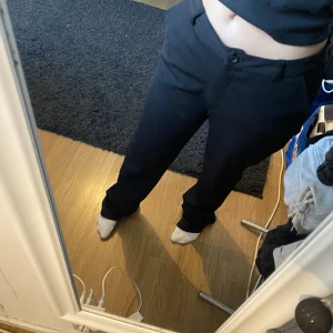 Lågmidjade kostymbyxor  - Lägger upp igen med fri frakt! Lågmidjade kostymbyxor, säljes då de tyvärr inte passar mej🖤Jätte sköna🖤