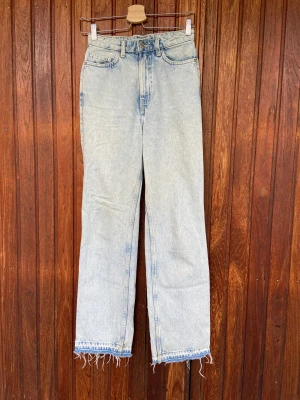 Jeans  - Högmidjade jeans i ljus tvätt. Sitter snyggt på med en rak modell. W:25 L:30