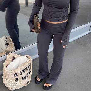 Säljer dessa yoga pants från Gina tricot. Använda ca 3 gånger, inga defekter.