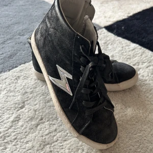 Skor från Le Temps des cerises - Så snygga skor från Le Temps de cerises i storlek 38. Använda en gång. Köparen betalar frakt 74:- med PostNord spårbart 