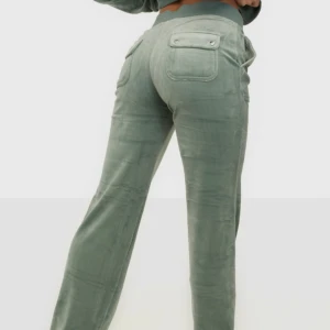 Juicy byxor  - Säljer mina juicy couture byxor i färgen chinos green, storlek xs 💞💞 skriv för frågor eller egna bilder!! 