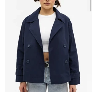 Perfekta höstkappan - Säljer denna helt nya och oanvända kappan, som även har prislappen kvar. Är helt slutsåld på hemsidan i storlekarna xxs-m. I storlek xxs men passar xxs-s, beroende på hur man vill att den ska sitta. Nypris 649💕