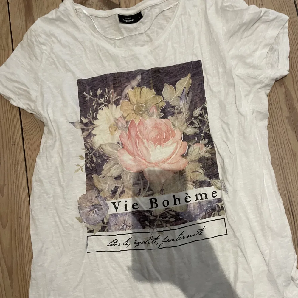 T-shirt med ett tryck av en blomma väldigt mysig lite oversized. T-shirts.