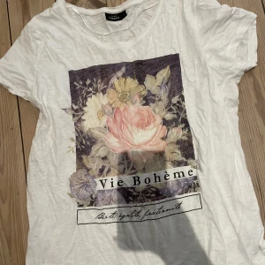 T-shirt med tryck - T-shirt med ett tryck av en blomma väldigt mysig lite oversized