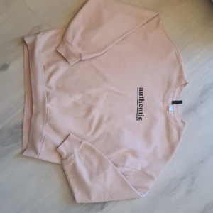 Ljusrosa collegetröja Divided stl M - Skön tröja från Divided. Obs! Finns en fläck se bild. 