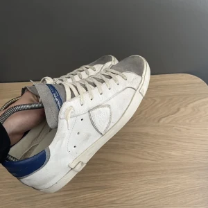 Philippe Model - Tja, säljer riktigt snygga Philippe model skor då de inte passade mig. (Köpta på plick) Skon är i riktigt bra skick och endast använda ett fåtal gånger! Allt är OG, box och dustbag medkommer. Obs! (Smutset är orginal)/Sebbe