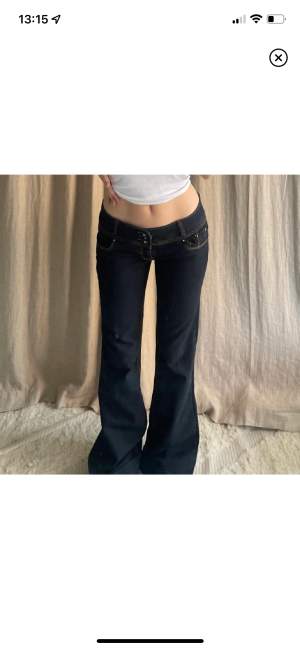 lågmidjade jeans 💗 jätte fina o lite slitna längst ned (se sista bilden) men absolut inget som märks av. skulle säga storlek s-m. 2 första bilderna e lånade 💗💗39 midja, 80 innerben 