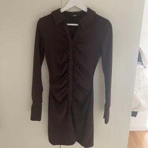 Klänning från bikbok - Mörkbrun klänning som slutar strax ovanför knäna på mig som är 167 cm. Fint skick