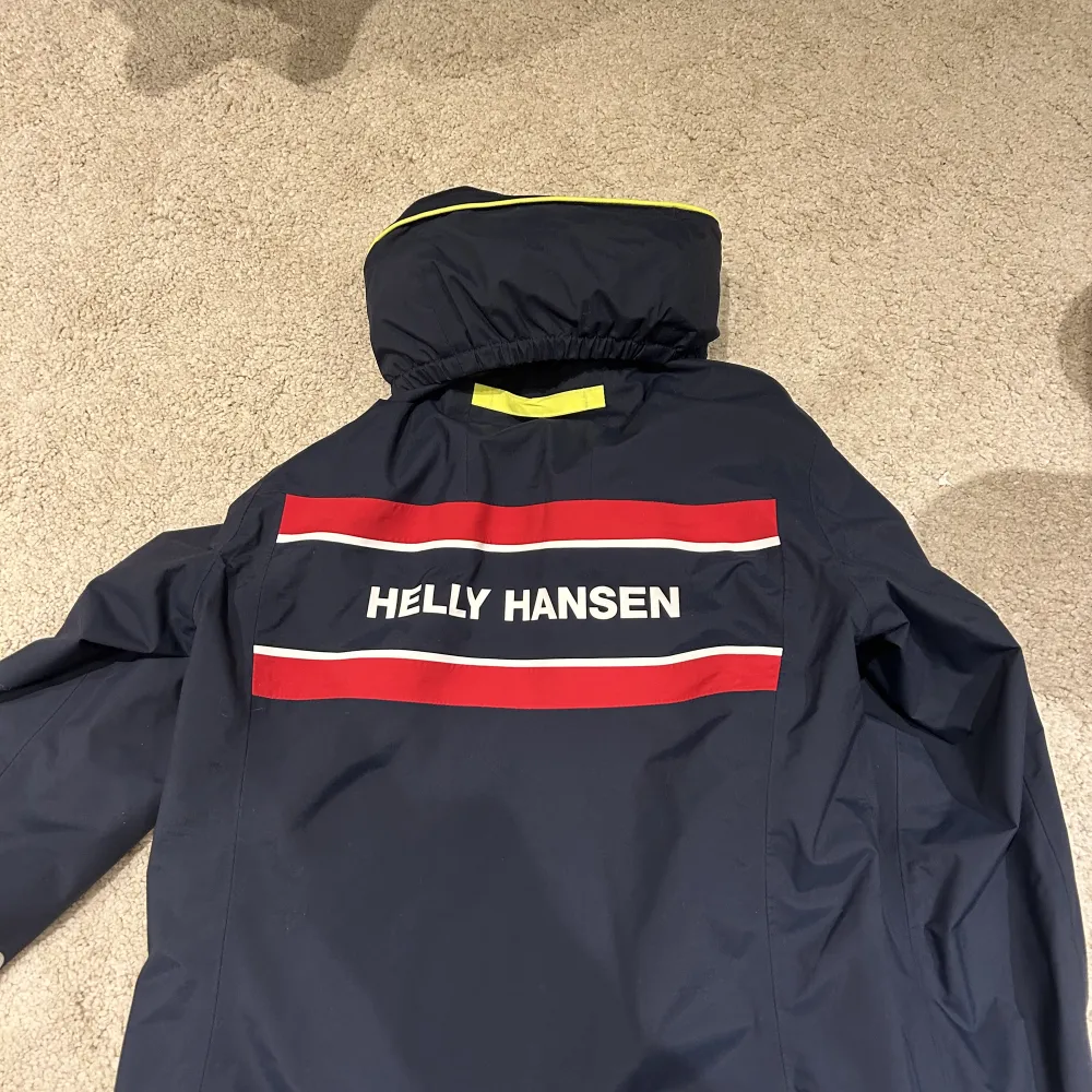 Säljer min seglar jacka från Helly Hansen i nyskick. Fick aldrig användning för den. Jackor.