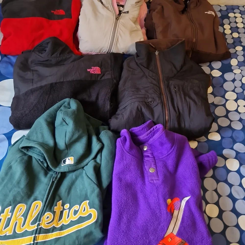 Hitta dessa vintage kläder i ett event i sthlm. Finns båda kill o tjejkläder Nypris 1333kr ✅️ . Hoodies.