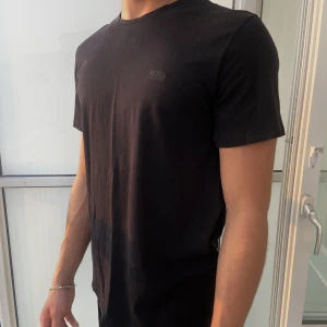 T-shirt - Svart Hugo Boss T-shirt i storlek M!  Just nu bjuder Plick på frakten!