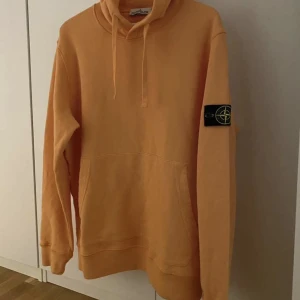 Stone island hoodie - Stone island hoodie säljes i nyskick, kvitto finns samt tags. Storlek XL passar L Oanvänd 2-3 gånger Fler bilder kan ordnas vid intresse. Nypris:3500kr