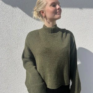 Stickad tröja - Grön stickad tröja med ballongärmar🫶🏻 använd 1 gång!