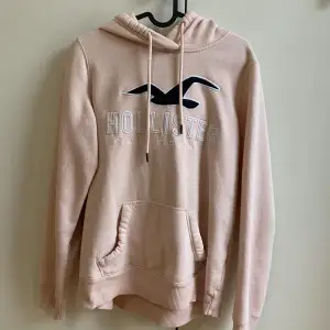 En rosa hoodie från hollister i storlek S. Finns någon småfläck som jag kan skicka bild på vid förfrågan! Originalpris 700.