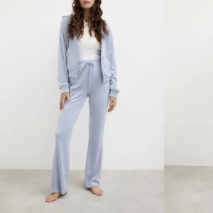 Velour byxor från Ginatricot  - Velour byxor från Ginatricot i jättefin ljusblå färg, använda ett fåtal gånger så väldigt bra skick ! Säljer även matchande tröja i en annan annons ☺️