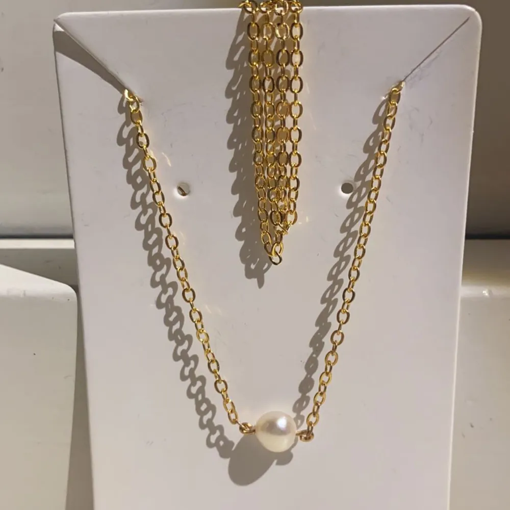 Supersnyggt halsband med en äkta pärla💕Modell ”Xia”! Finns i både guld och silver!. Accessoarer.