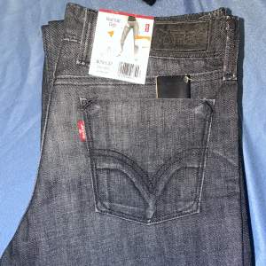 Helt nya Levis jeans med prislappen kvar. Modellen på jeansen är ”red tab girls, 627” i färgen grå. Flera storlekar: 1 st i storleken W28/L32. 2 st i storleken W29/L32. 3 st i storleken W30/L32.