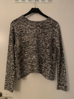 Grå tröja  - Grå stickad tröja aldrig använd väldigt bra skick 