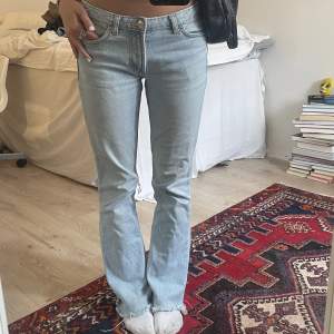 Lågmidjade bootcut jeans från ZARA, avklippta så att de passar mig som är 162 cm!💕💕 Nypris 399kr